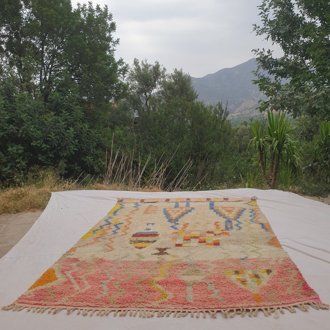Mafna - Korall & Kritvit Marockansk Matta med Bla Sicksackmonster - Handvavd Berbermatta | 192x307 cm