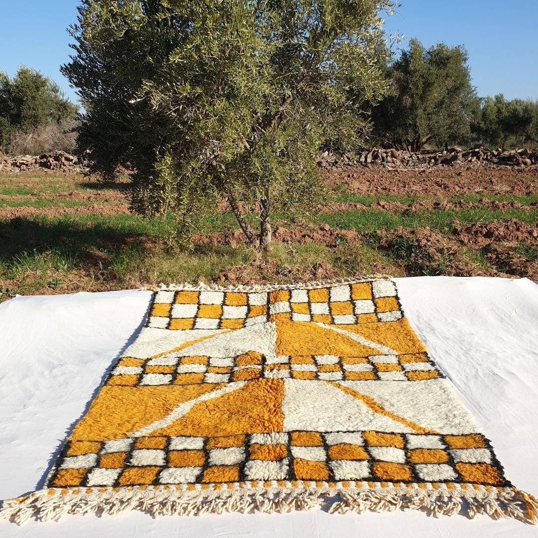 Karaba | White & Mustard Beni Ourain 5x8 Authentic Soft Moroccan Rug | 5'68x8'33 Ft | 173x254 cm - OunizZ