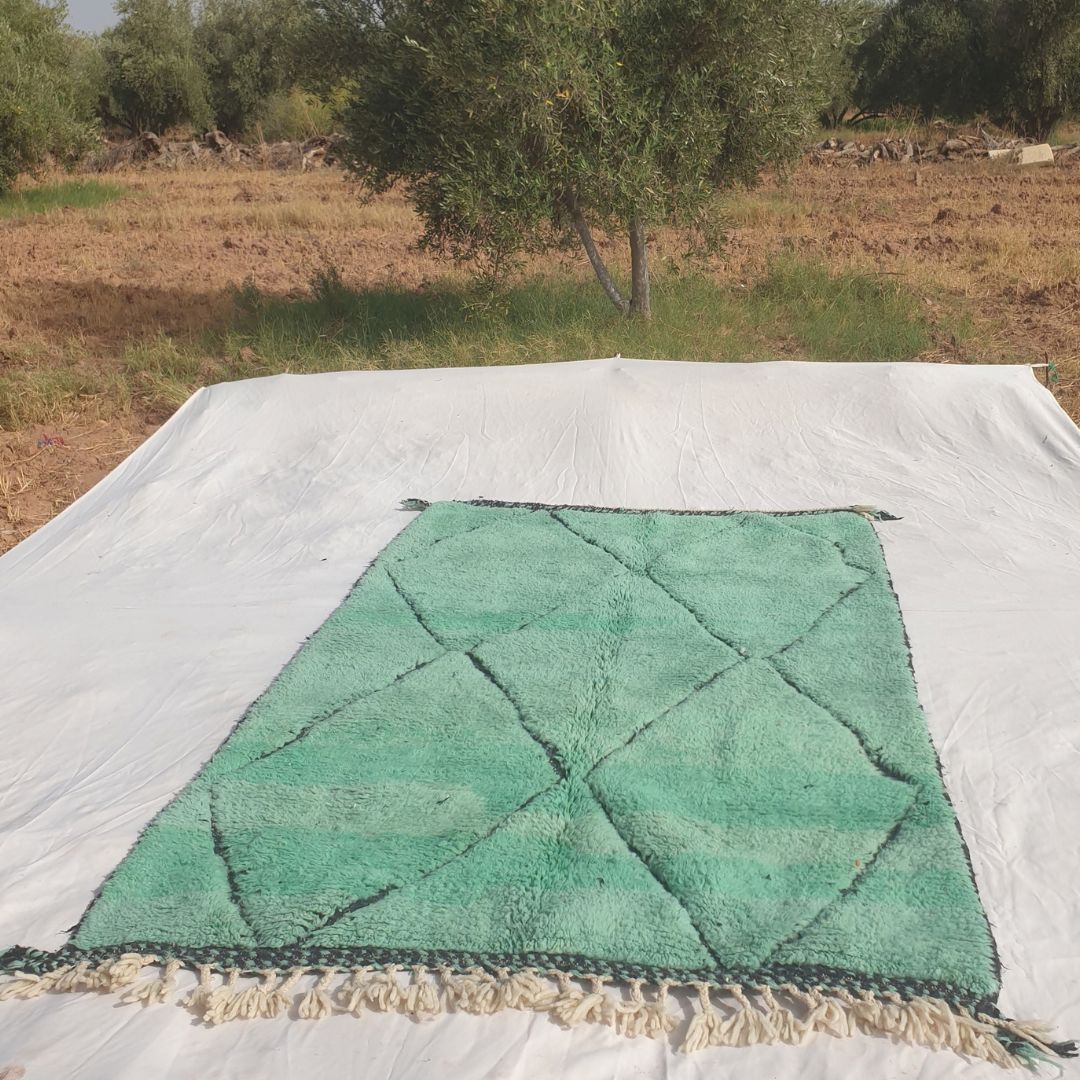 Makhda - Green Beni Ourain Rug with Classic Diamond Lattice - Handwoven Berber Carpet | 5'3"x8'3" Ft | 161x252 cm - OunizZ