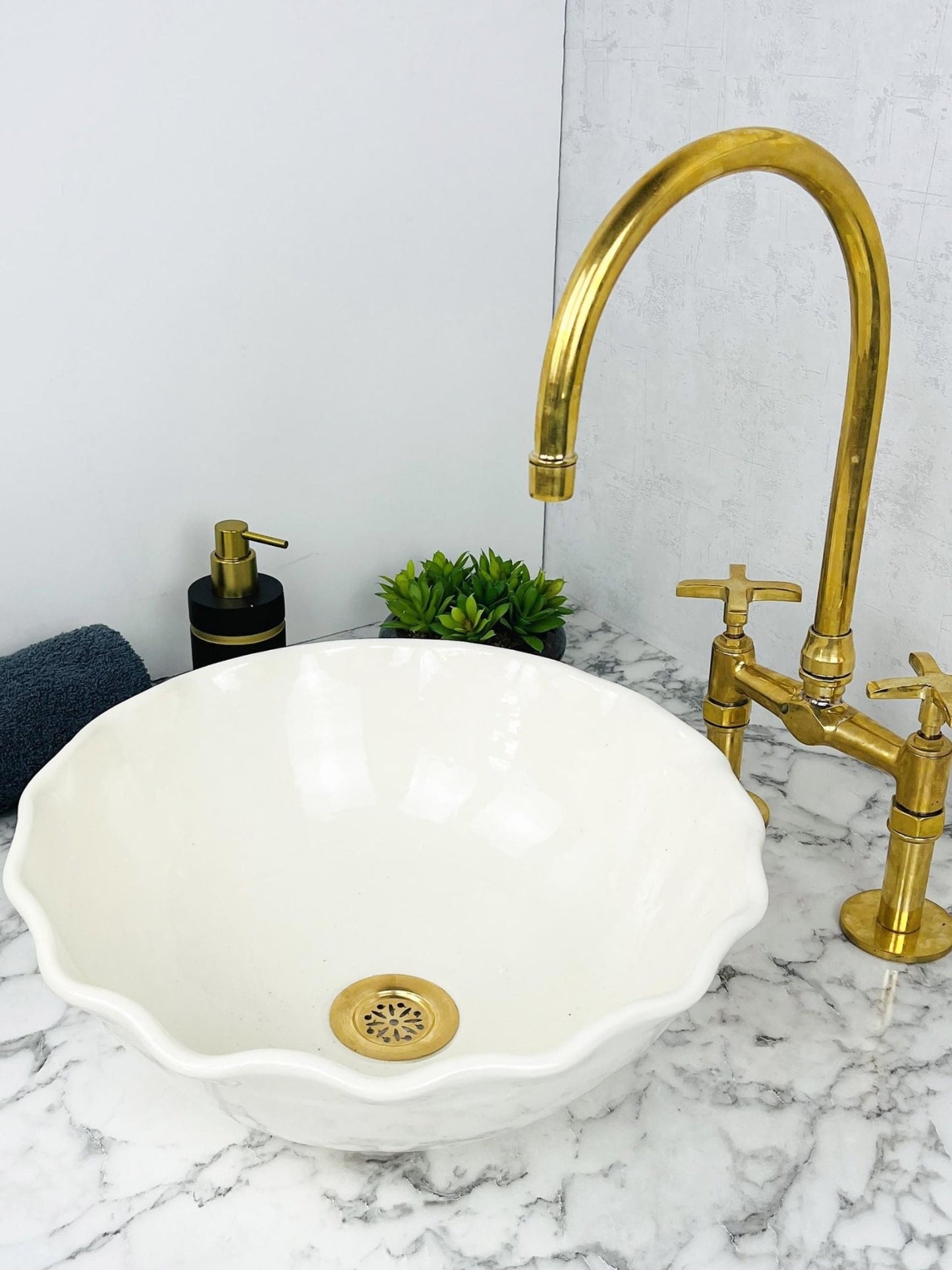 Santorini - Wave Rim Round Vanity Moroccan Sink – White Handmade Ceramic Bathroom Basin - (ETMMT) - OunizZ