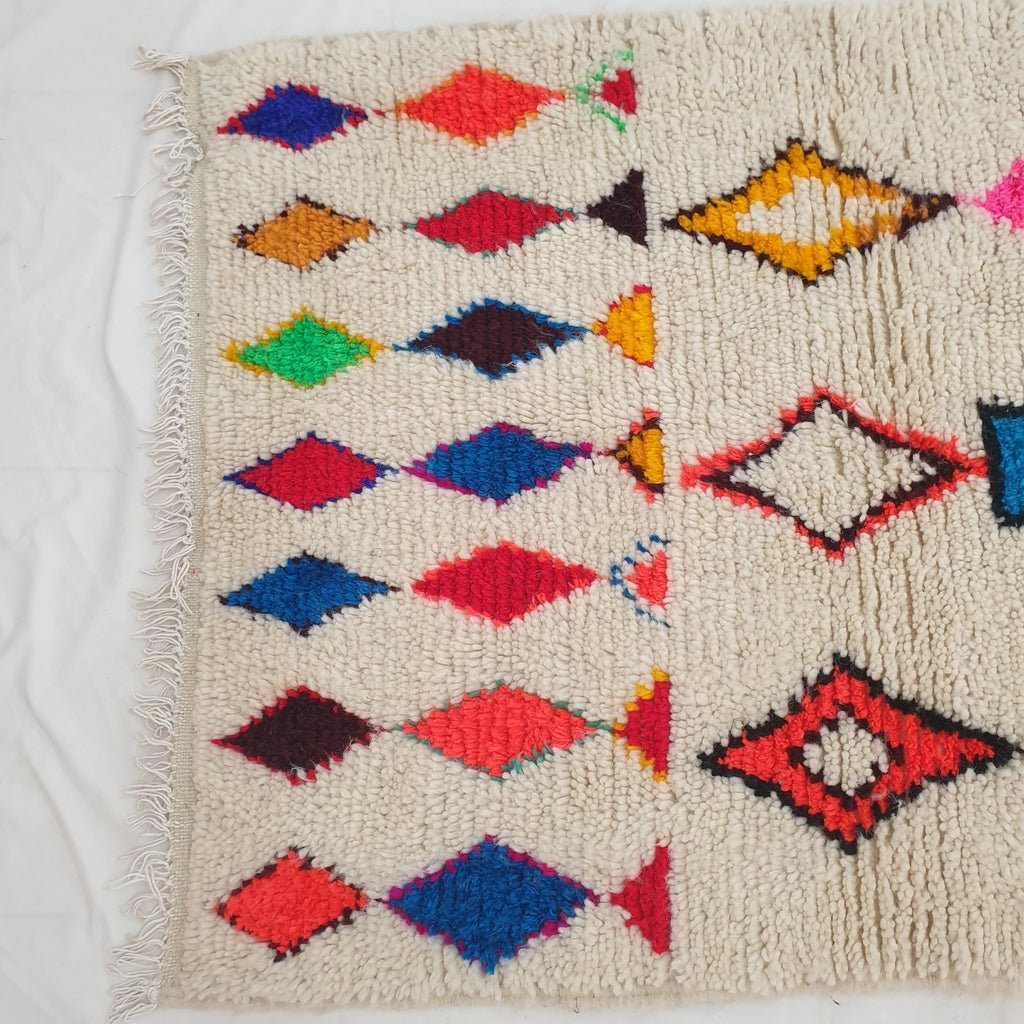 White Azilal Moroccan Rug | Berber Moroccan Rug | Moroccan Bedroom Rug | Authentic Handmade Moroccan Wool Rug | 141x93 cm | 4'6x3'1 ft - OunizZ