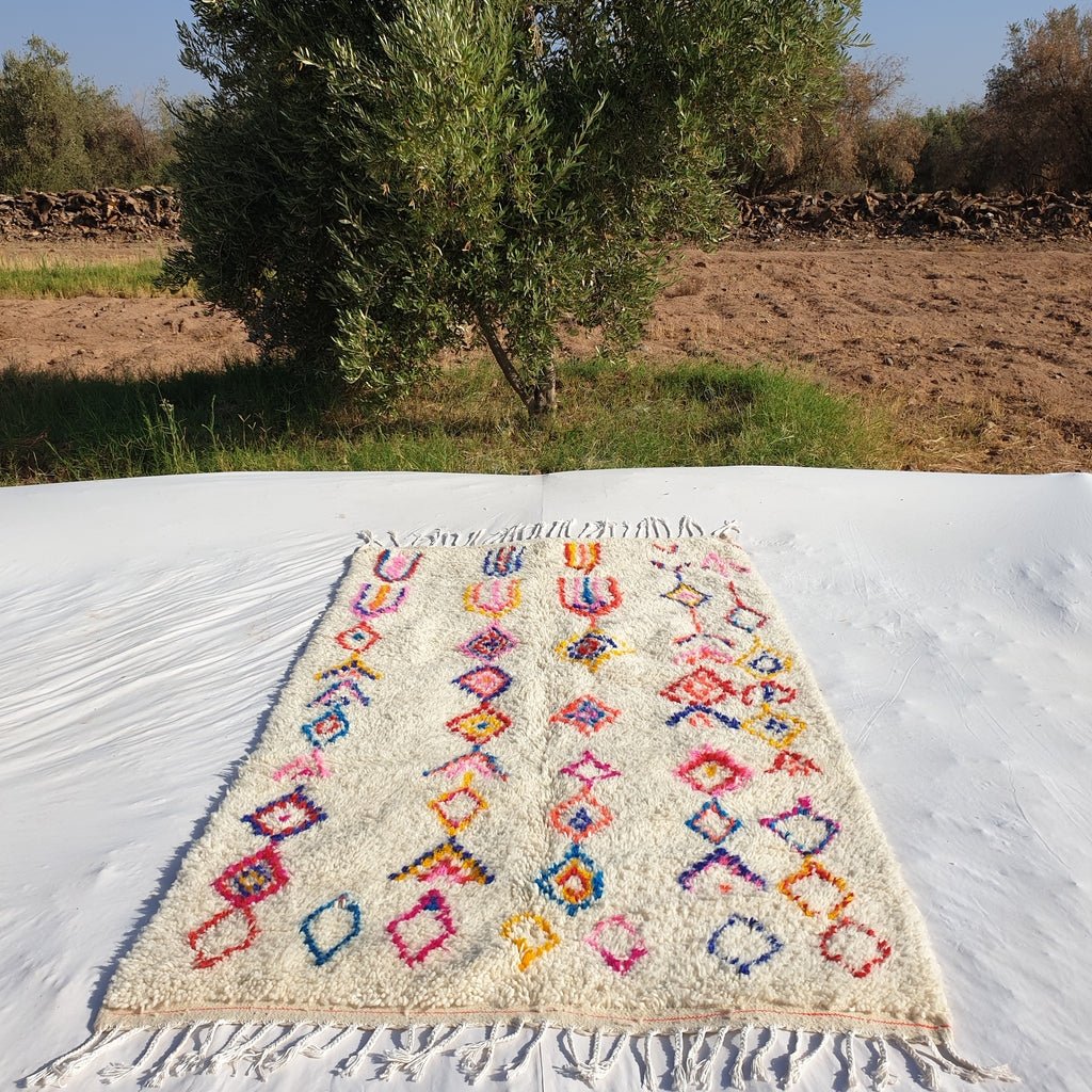 White Moroccan Rug Azilal | Authentic Handmade Moroccan Wool Rug | Berber Moroccan Rug for bedroom | 252x142 cm | 8'26x4'66 ft - OunizZ