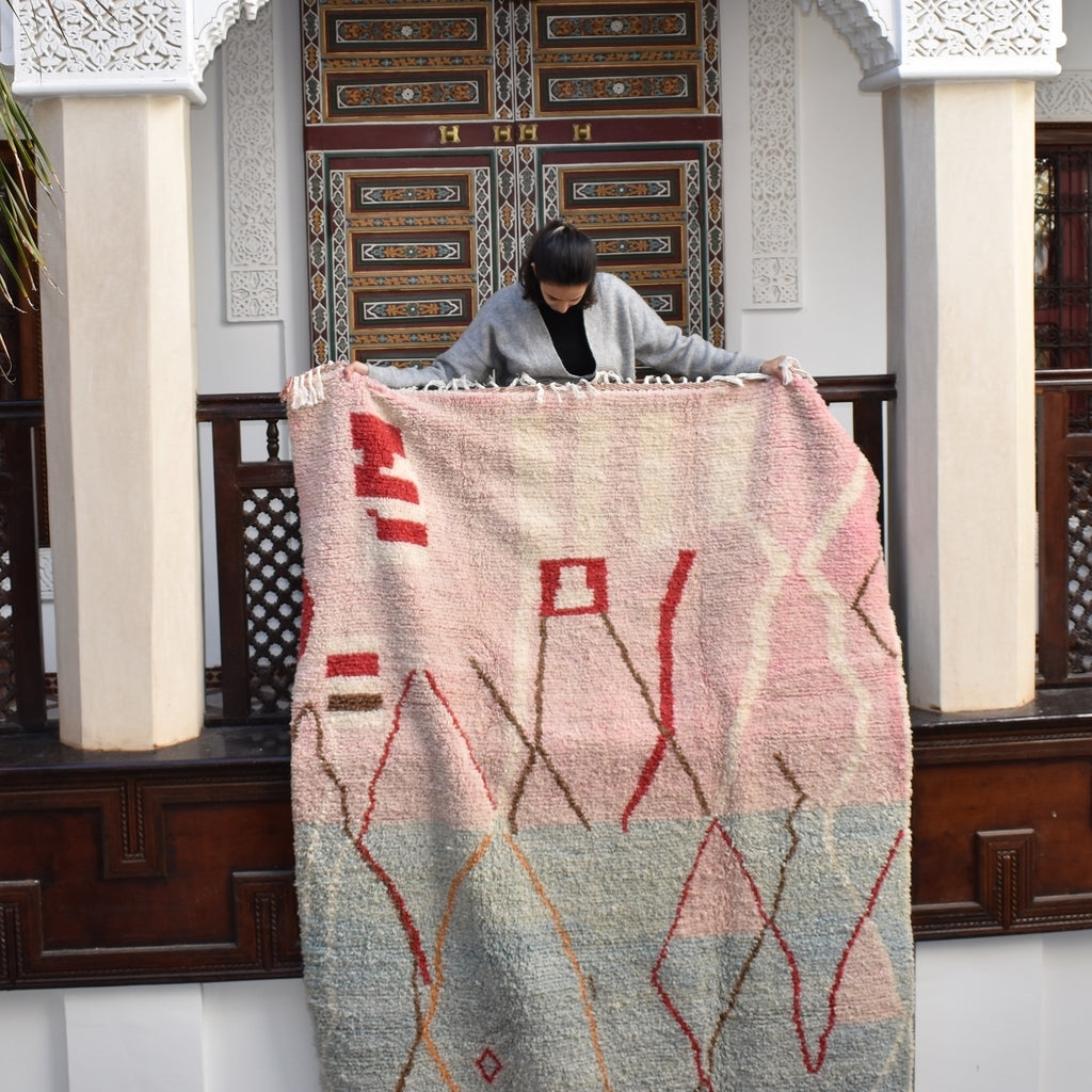 Tapis Vintage Boujad Marocain En Laine Berbère Violette, Fait Main Et Conçu à La Main Tapis Vintage Boujad Marocain En Laine Berbère Violette, Fait Main Et Conçu à La Main