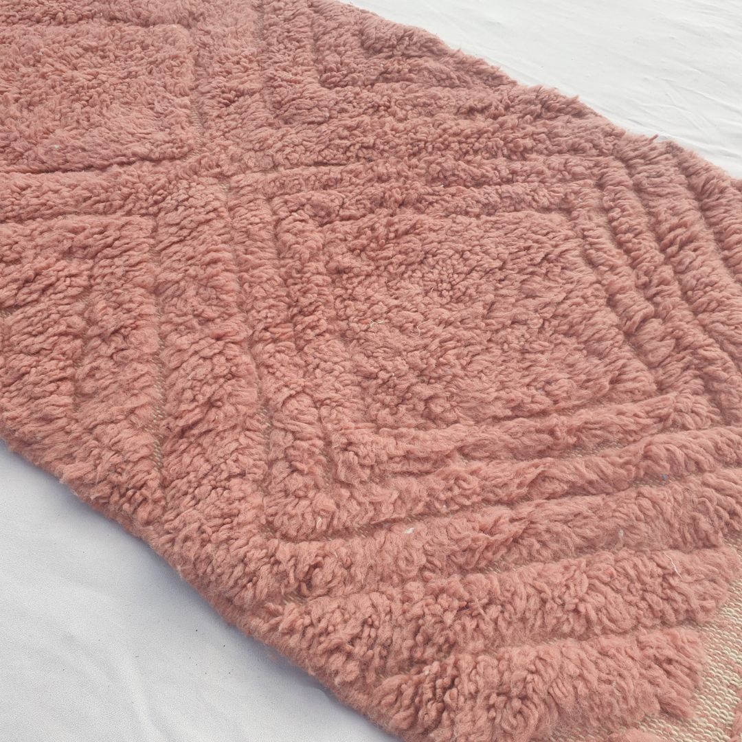 Karisa - Terrakotta Rosa Beni Ourain Laeufer - Diagonales Geschnitztes Diamantrelief Marokkanischer Berber Flurteppich | 88x325 cm