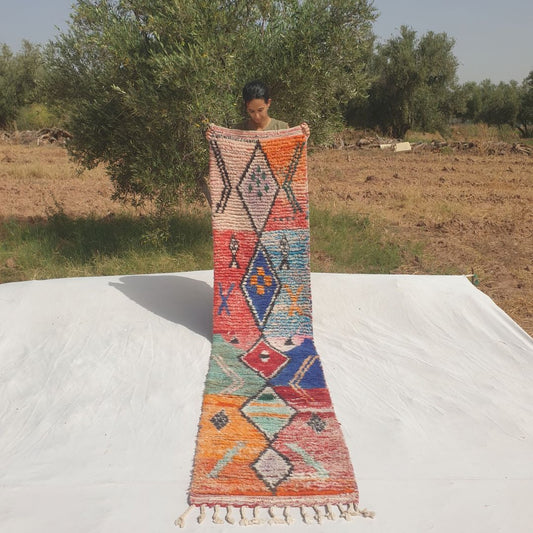 Hayada - Dristig Marokkansk Teppeloper i Fargefelt med en Ryggrad av Fem Svartomrissede Diamanter pa Bla, Oransje, Rode og Mynte Felt - Handvevd Berberteppe | 66x312 cm