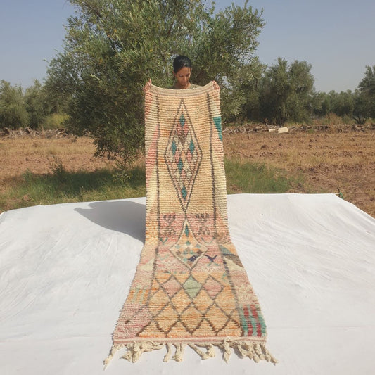 Skhala - Cremefarvet Marokkansk Gangloeber med et Luftigt Diamantgitter i Pasteltoner og Sma Haandtegnede Motiver - Haandvaevet Berber Taeppe | 77x300 cm