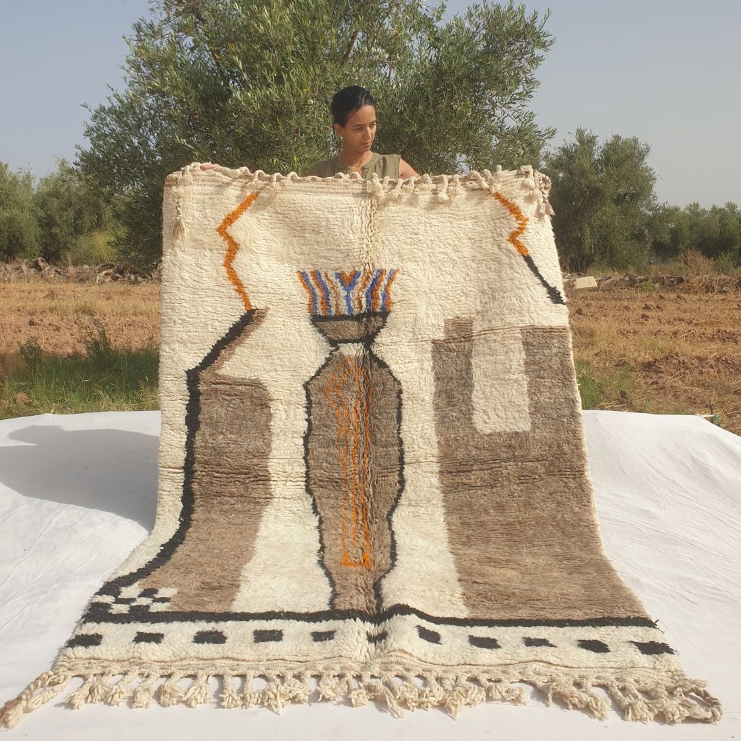 Mitahi - Tapis Beni Ouarain Pictural avec Figure, Tours et Bordure Damier - Tapis Berbere Tisse Main | 158x240 cm