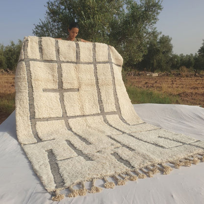 Kenaka - Beni Ourain Rug with Ivory Field and Irregular Gray Maze Line Pattern - Handwoven Berber Carpet | 6'11"x9'11" Ft | 211x303 cm