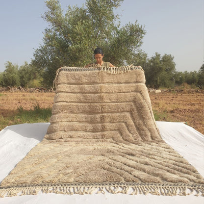 Stilma - Beni Ourain Taeppe med Tan Felt og Straalende Chevron Struktur - Haandvaevet Berber Taeppe | 215x300 cm