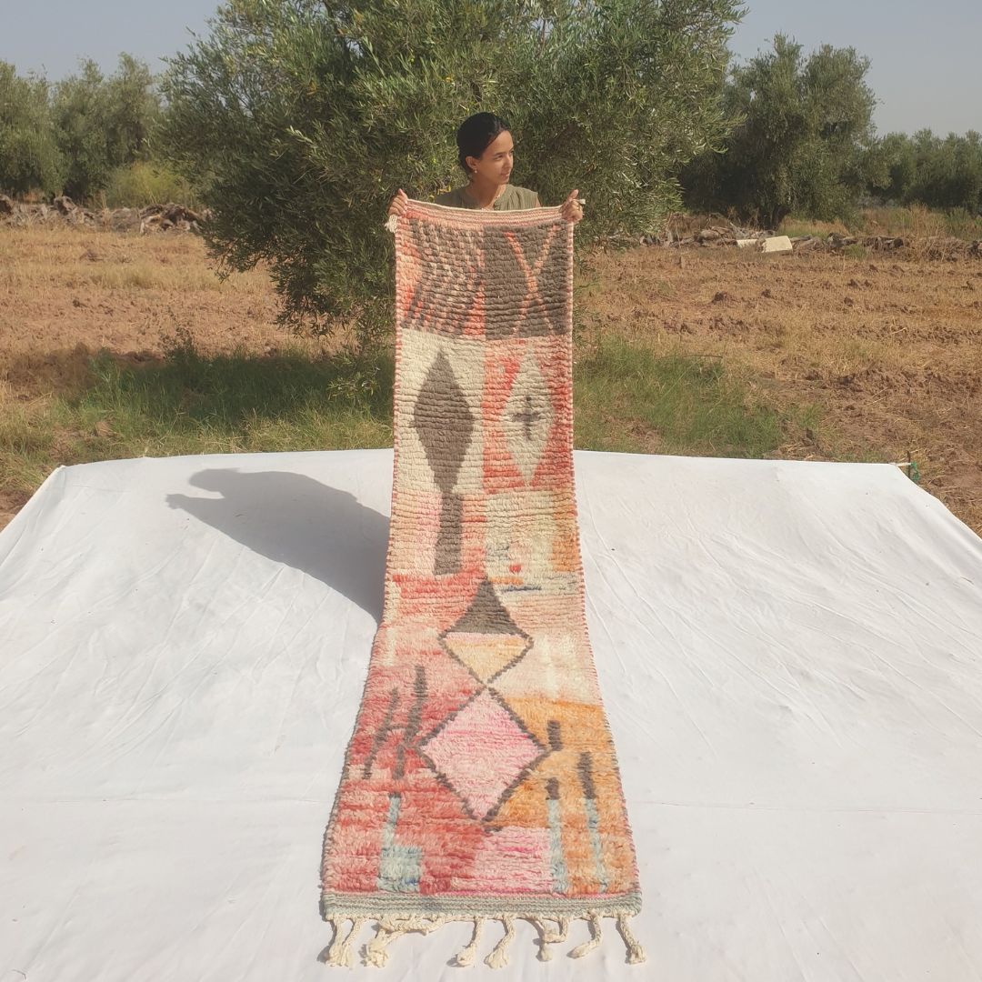 Tafena - Smal Pink og Orange Marokkansk Gangloeber med Graa Diamantmotiver og Patchwork-Farver - Haandvaevet Berber Taeppe | 64x291 cm