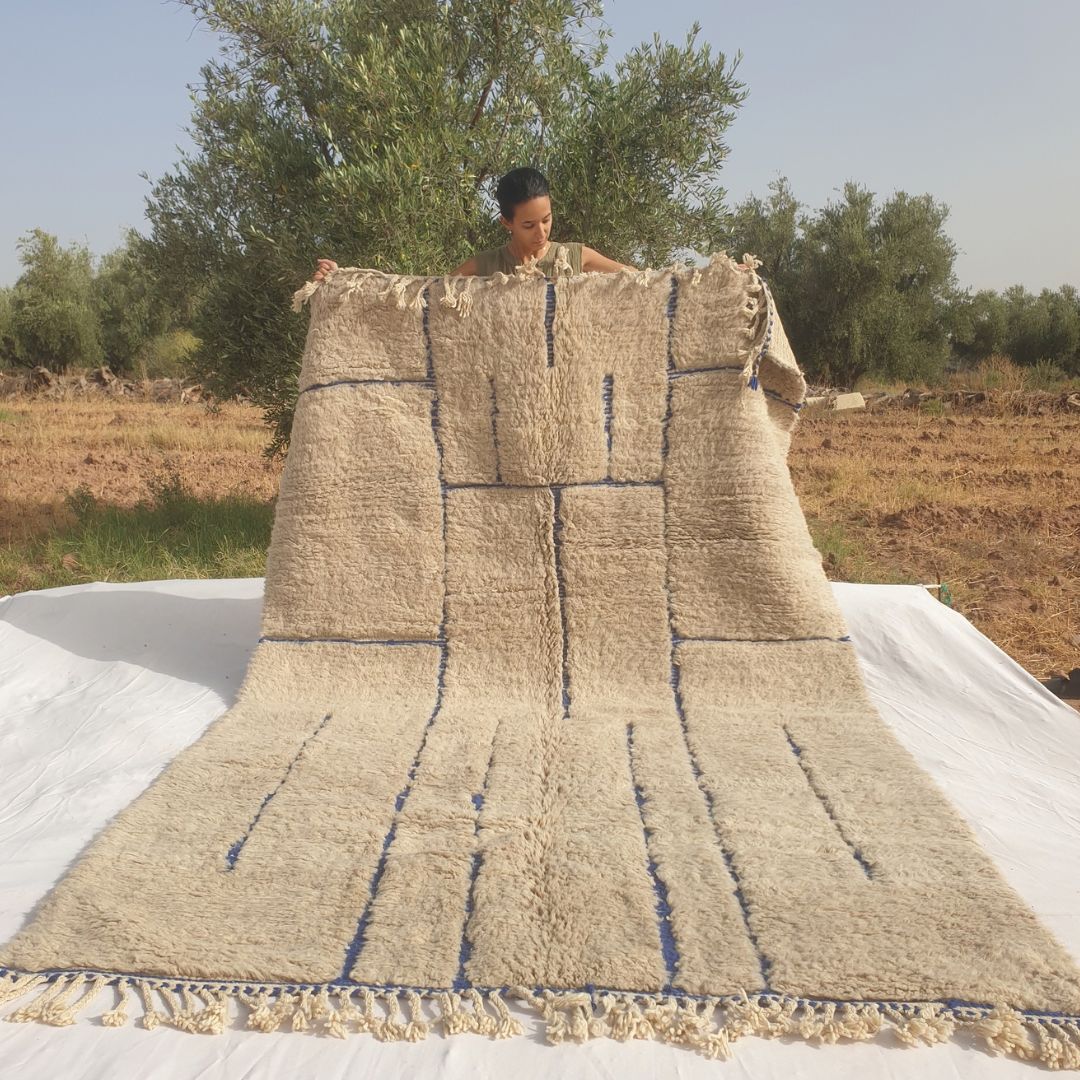Ifawa - Beni Ourain Teppe med Tonet Beige Felt og Sjeldne Bla Linjeaksenter - Handvevd Berberteppe | 198x317 cm