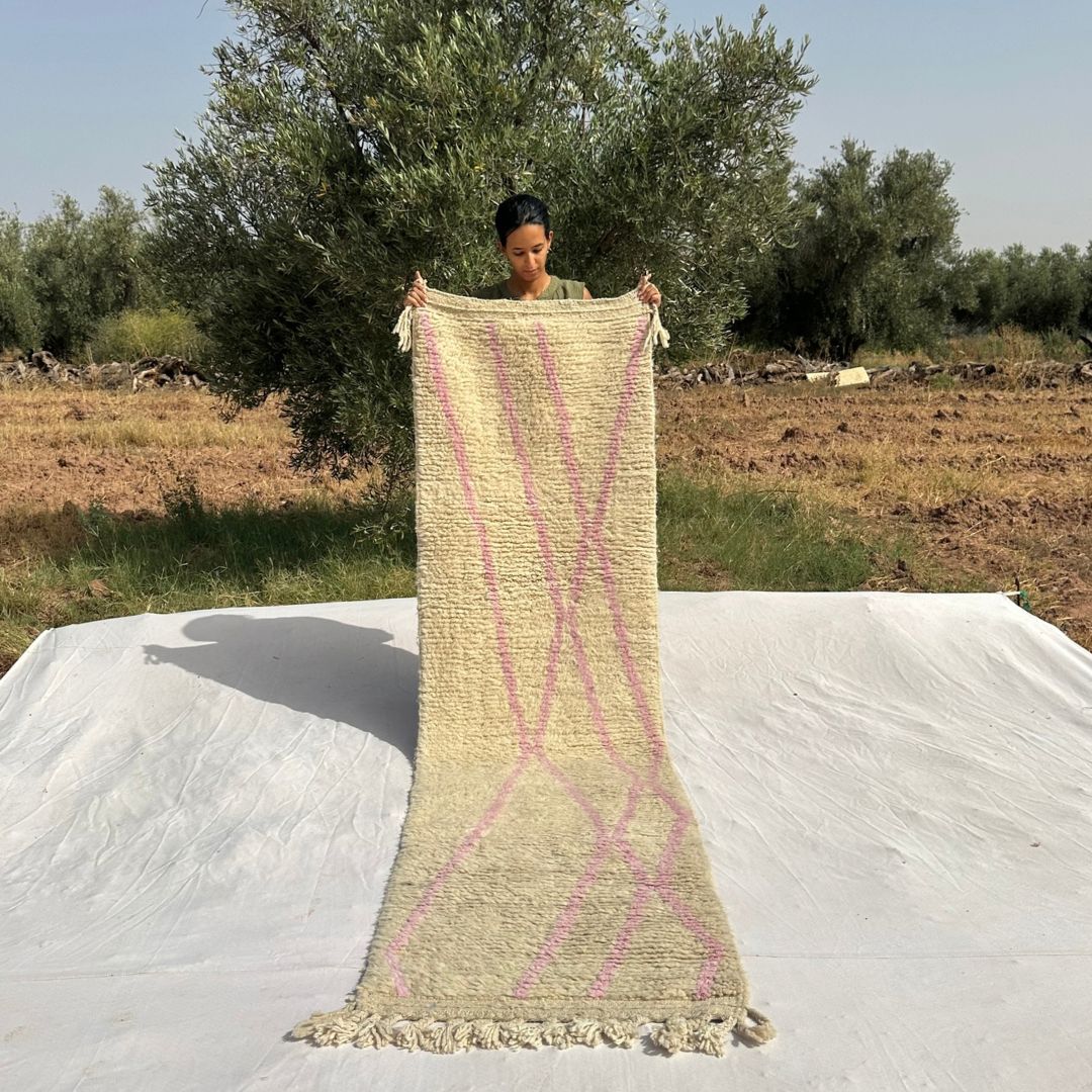 Tabaha - Cremefarvet Beni Ourain Gangloeber med Fine Lyserode Diamantgitter-Linjer - Haandvaevet Berber Taeppe | 75x287 cm