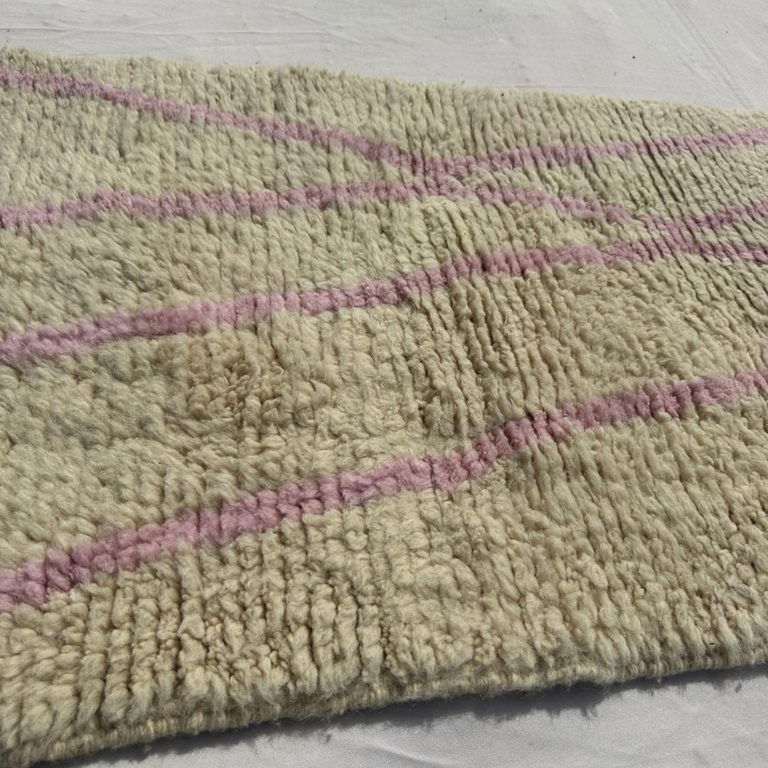 Tabaha - Cremefarvet Beni Ourain Gangloeber med Fine Lyserode Diamantgitter-Linjer - Haandvaevet Berber Taeppe | 75x287 cm