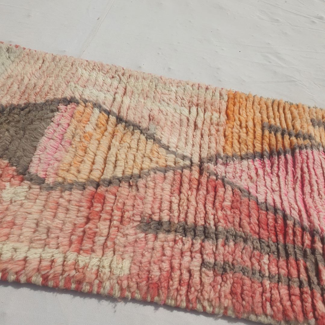 Tafena - Smal Pink og Orange Marokkansk Gangloeber med Graa Diamantmotiver og Patchwork-Farver - Haandvaevet Berber Taeppe | 64x291 cm