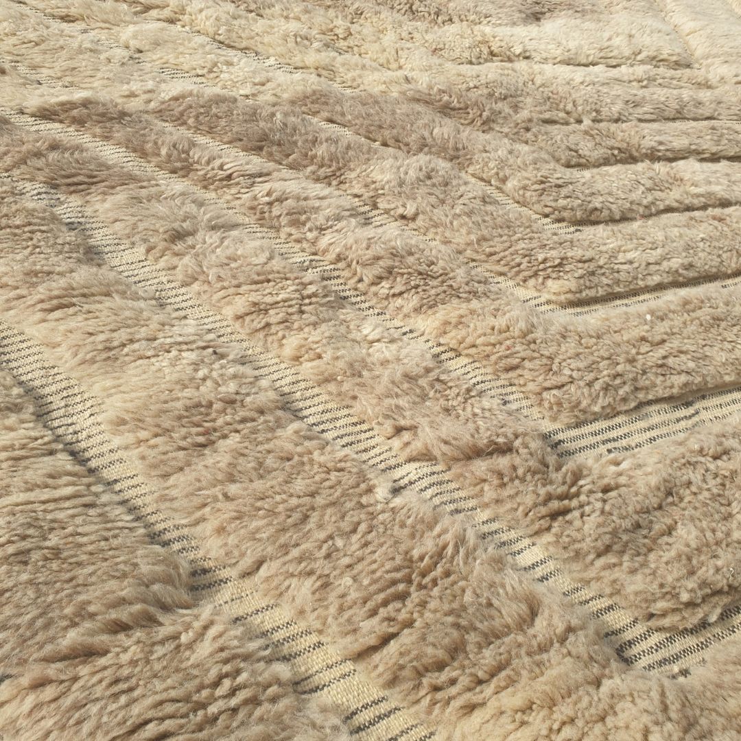 Stilma - Beni Ourain Taeppe med Tan Felt og Straalende Chevron Struktur - Haandvaevet Berber Taeppe | 215x300 cm