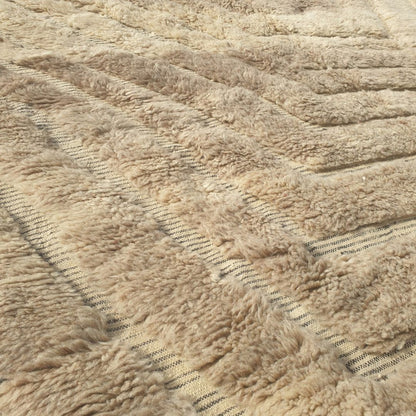 Stilma - Beni Ourain Taeppe med Tan Felt og Straalende Chevron Struktur - Haandvaevet Berber Taeppe | 215x300 cm
