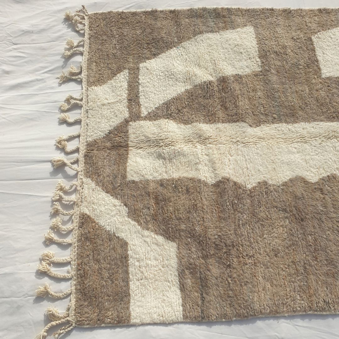 Falaya - Beni Ourain Teppe med Brunt Felt og Dristige Buede Elfenbensfargede Former - Handvevd Berberteppe | 198x288 cm