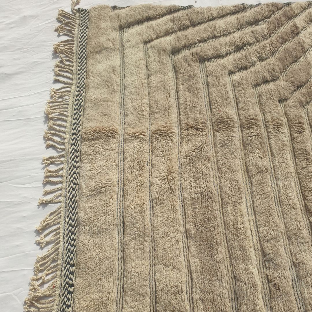 Stilma - Beni Ourain Taeppe med Tan Felt og Straalende Chevron Struktur - Haandvaevet Berber Taeppe | 215x300 cm