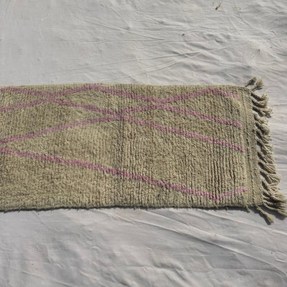 Tabaha - Cremefarvet Beni Ourain Gangloeber med Fine Lyserode Diamantgitter-Linjer - Haandvaevet Berber Taeppe | 75x287 cm