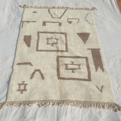 Amzada - Beni Ourain Matta med Elfenbensfalt och Utspridda Berbersymboler - Handvavd Berbermatta | 207x303 cm