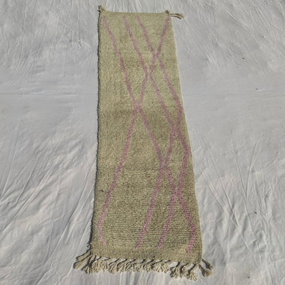 Tabaha - Cremefarvet Beni Ourain Gangloeber med Fine Lyserode Diamantgitter-Linjer - Haandvaevet Berber Taeppe | 75x287 cm