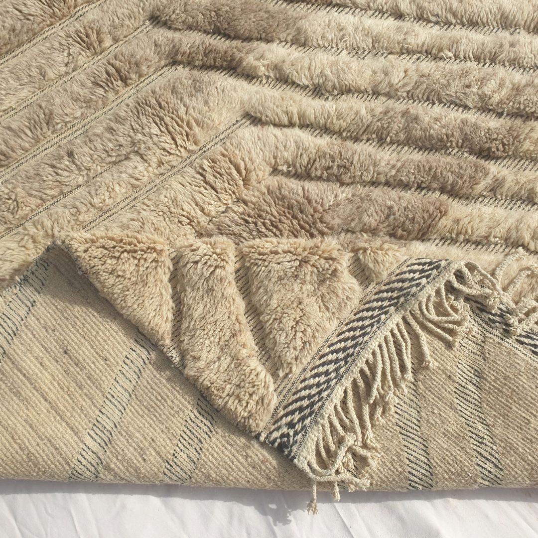 Stilma - Beni Ourain Taeppe med Tan Felt og Straalende Chevron Struktur - Haandvaevet Berber Taeppe | 215x300 cm