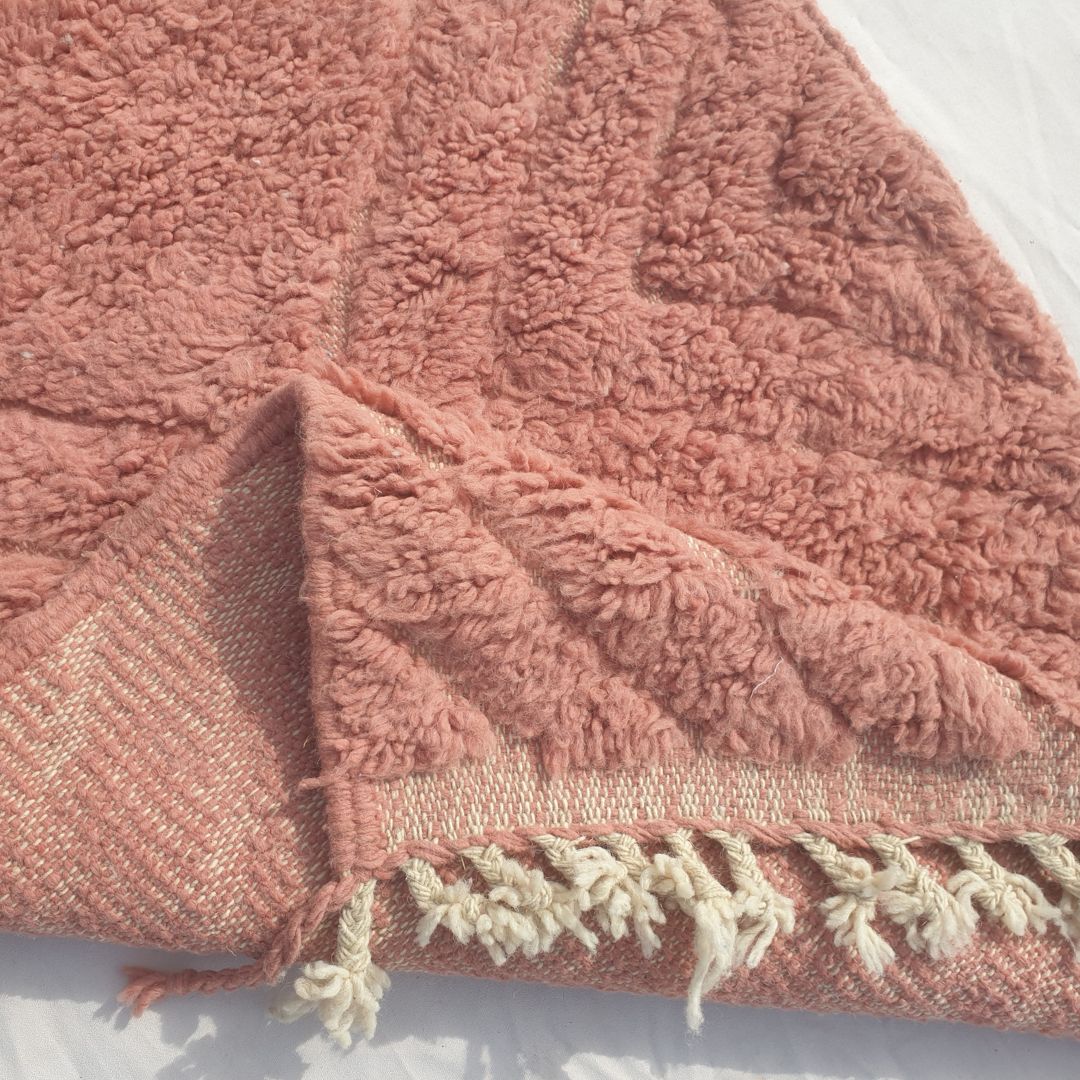 Karisa - Terrakotta Rosa Beni Ourain Laeufer - Diagonales Geschnitztes Diamantrelief Marokkanischer Berber Flurteppich | 88x325 cm