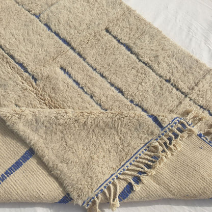Ifawa - Beni Ourain Teppe med Tonet Beige Felt og Sjeldne Bla Linjeaksenter - Handvevd Berberteppe | 198x317 cm