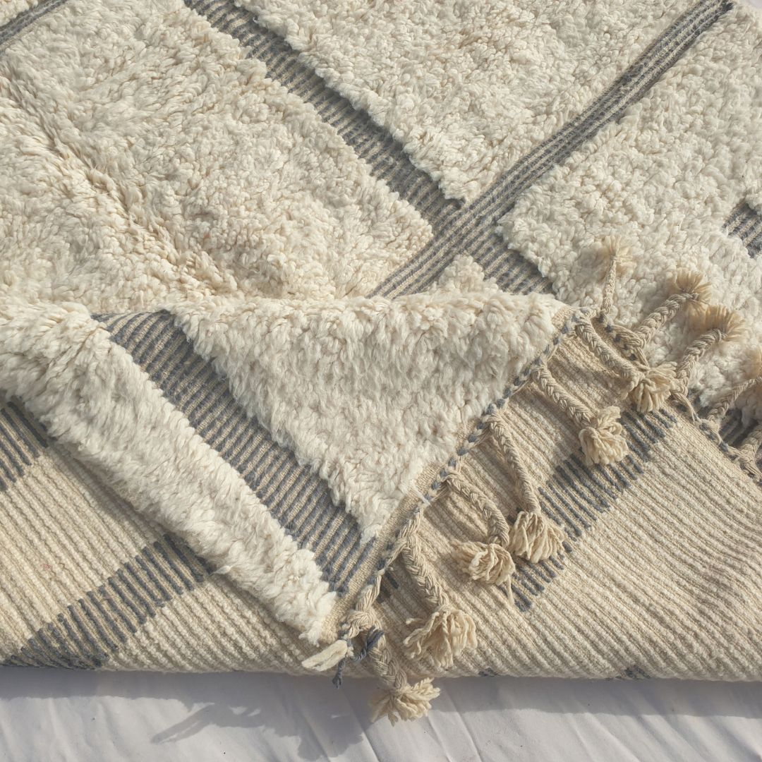 Kenaka - Beni Ourain Rug with Ivory Field and Irregular Gray Maze Line Pattern - Handwoven Berber Carpet | 6'11"x9'11" Ft | 211x303 cm