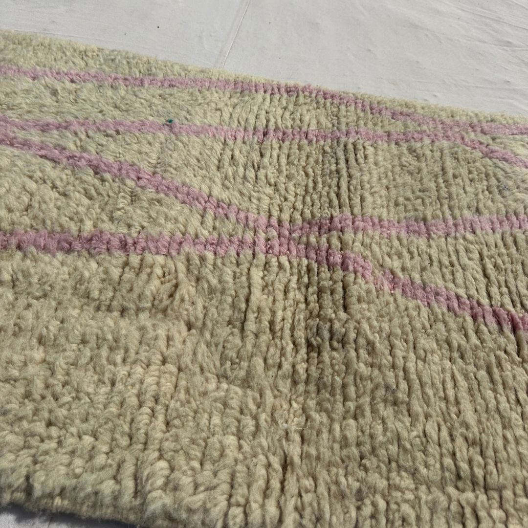 Tabaha - Cremefarvet Beni Ourain Gangloeber med Fine Lyserode Diamantgitter-Linjer - Haandvaevet Berber Taeppe | 75x287 cm