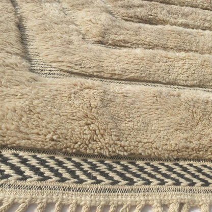 Stilma - Beni Ourain Taeppe med Tan Felt og Straalende Chevron Struktur - Haandvaevet Berber Taeppe | 215x300 cm