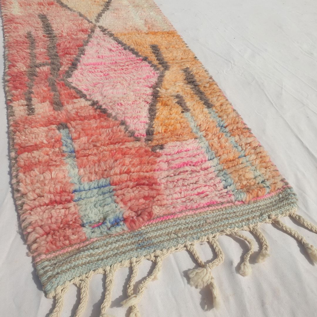Tafena - Smal Pink og Orange Marokkansk Gangloeber med Graa Diamantmotiver og Patchwork-Farver - Haandvaevet Berber Taeppe | 64x291 cm