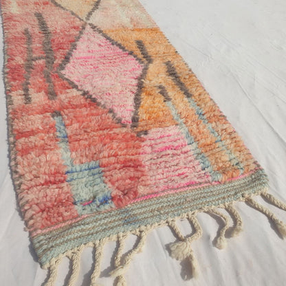 Tafena - Smal Pink og Orange Marokkansk Gangloeber med Graa Diamantmotiver og Patchwork-Farver - Haandvaevet Berber Taeppe | 64x291 cm