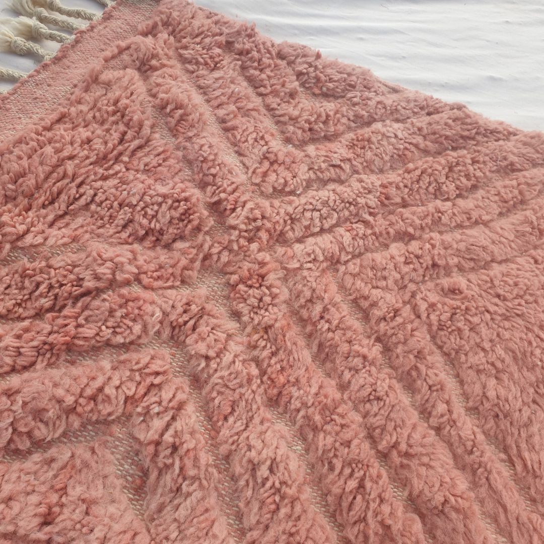 Karisa - Terrakotta Rosa Beni Ourain Laeufer - Diagonales Geschnitztes Diamantrelief Marokkanischer Berber Flurteppich | 88x325 cm