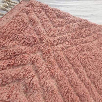 Karisa - Terrakotta Rosa Beni Ourain Laeufer - Diagonales Geschnitztes Diamantrelief Marokkanischer Berber Flurteppich | 88x325 cm