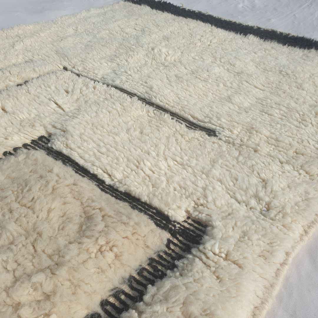 Kabna - Black & White Beni Ourain Rug - Minimalist Abstract Line Art Moroccan Berber Carpet | 5'x8'8" Ft | 154x264 cm