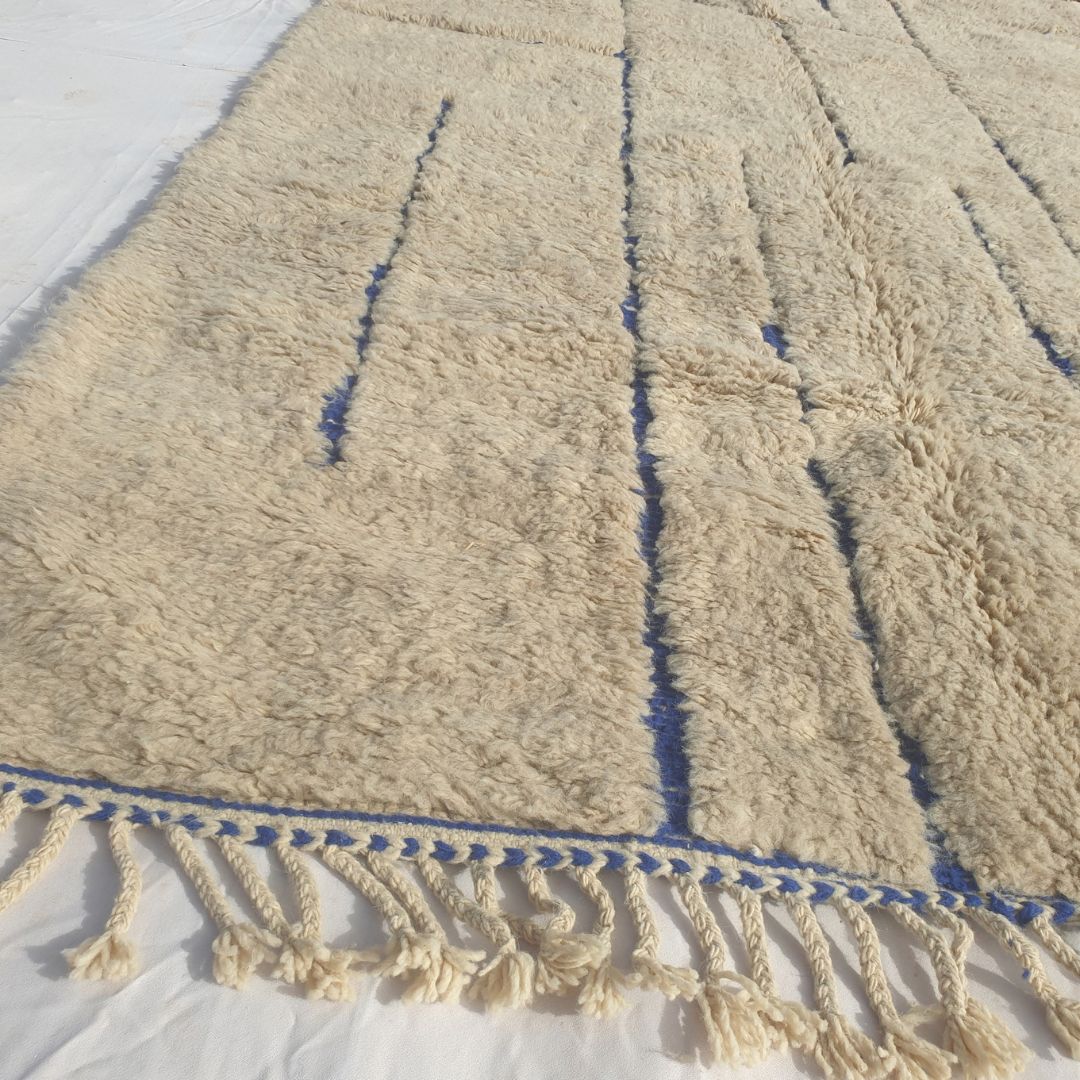 Ifawa - Beni Ourain Teppe med Tonet Beige Felt og Sjeldne Bla Linjeaksenter - Handvevd Berberteppe | 198x317 cm