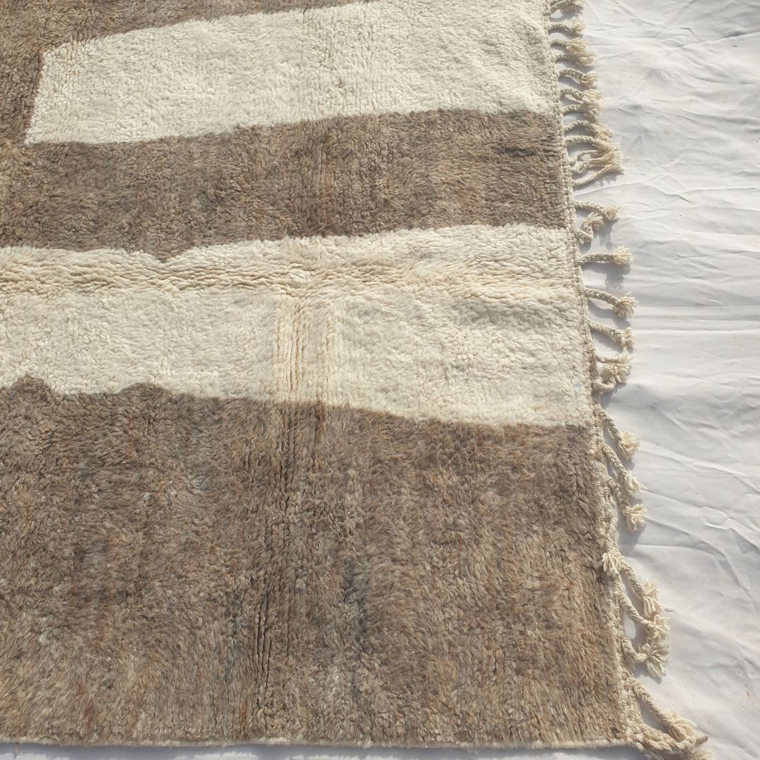 Falaya - Beni Ourain Teppe med Brunt Felt og Dristige Buede Elfenbensfargede Former - Handvevd Berberteppe | 198x288 cm