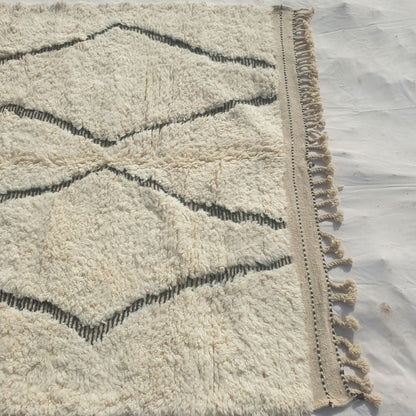 Dowazi - Klassischer Beni Ourain Diamant Teppich mit Elfenbeinfeld und Anthrazit Gitter - Handgewebter Berberteppich | 208x289 cm