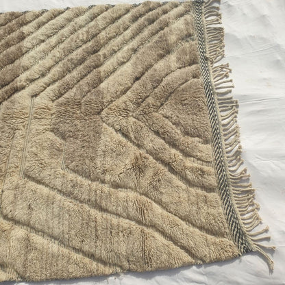 Stilma - Beni Ourain Taeppe med Tan Felt og Straalende Chevron Struktur - Haandvaevet Berber Taeppe | 215x300 cm