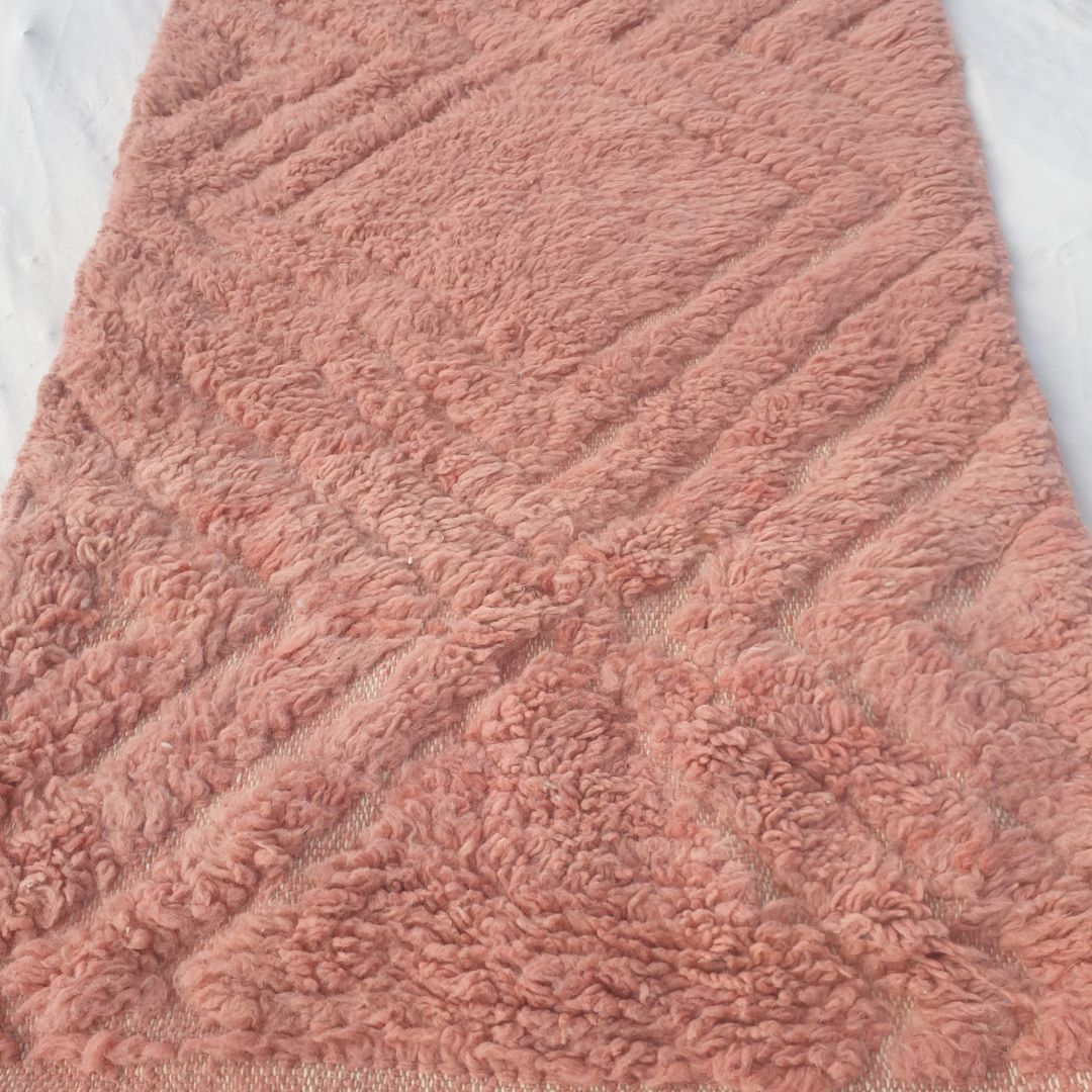 Karisa - Terrakotta Rosa Beni Ourain Laeufer - Diagonales Geschnitztes Diamantrelief Marokkanischer Berber Flurteppich | 88x325 cm