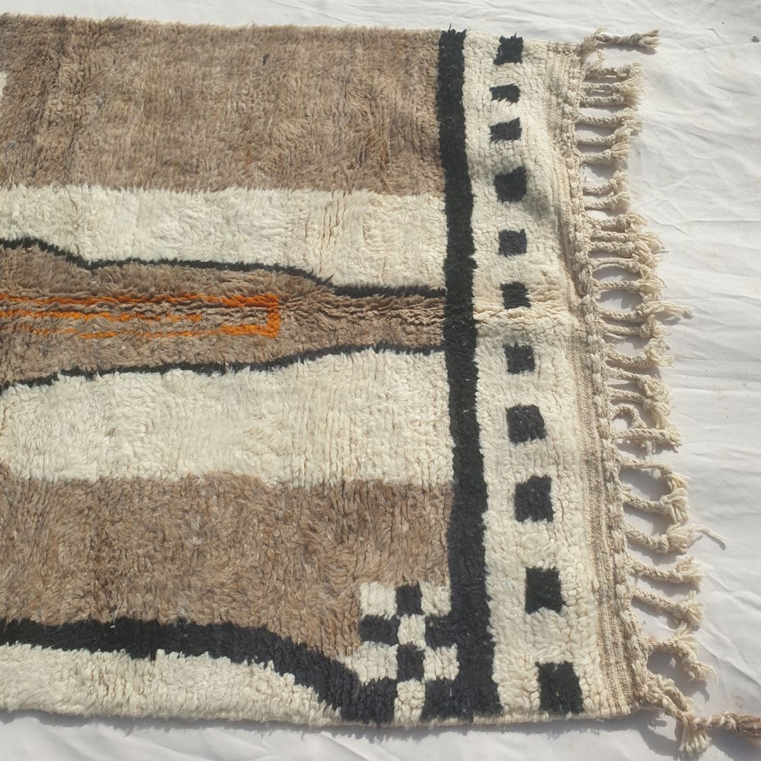Mitahi - Tapis Beni Ouarain Pictural avec Figure, Tours et Bordure Damier - Tapis Berbere Tisse Main | 158x240 cm