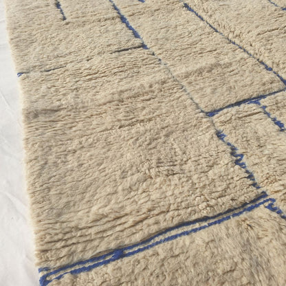 Ifawa - Beni Ourain Teppe med Tonet Beige Felt og Sjeldne Bla Linjeaksenter - Handvevd Berberteppe | 198x317 cm