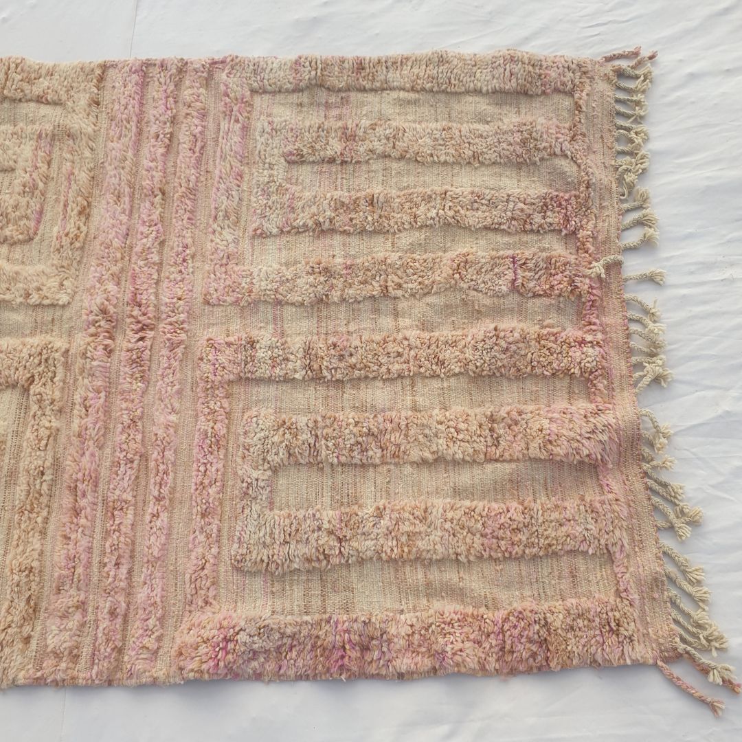 Nayra - Dusty Rose Pink Beni Ourain Rug - Geometric Maze Rectangular Key Pattern Moroccan Berber Carpet | 4'10"x7'9" Ft | 148x237 cm