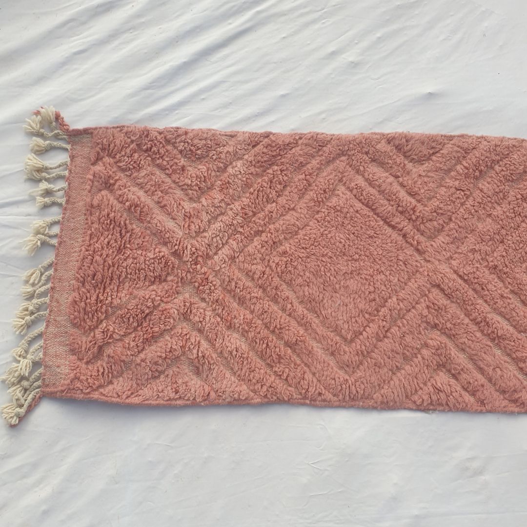 Karisa - Terrakotta Rosa Beni Ourain Laeufer - Diagonales Geschnitztes Diamantrelief Marokkanischer Berber Flurteppich | 88x325 cm