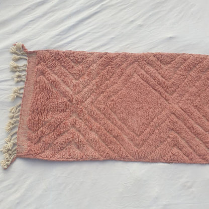 Karisa - Terrakotta Rosa Beni Ourain Laeufer - Diagonales Geschnitztes Diamantrelief Marokkanischer Berber Flurteppich | 88x325 cm
