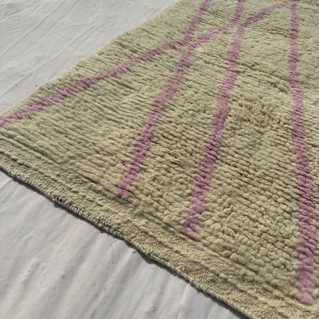 Tabaha - Cremefarvet Beni Ourain Gangloeber med Fine Lyserode Diamantgitter-Linjer - Haandvaevet Berber Taeppe | 75x287 cm