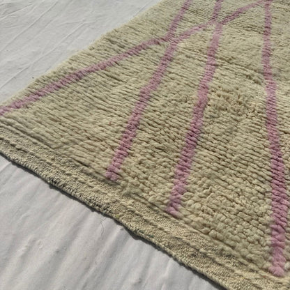 Tabaha - Cremefarvet Beni Ourain Gangloeber med Fine Lyserode Diamantgitter-Linjer - Haandvaevet Berber Taeppe | 75x287 cm