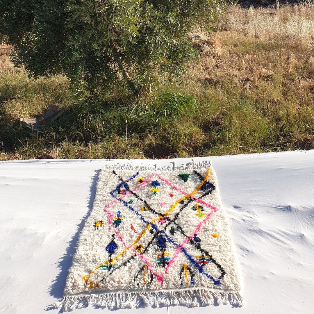 Tembka- Hvidt marokkansk tæppe 3x4 Azilal | Autentisk håndlavet Berber dagligstuetæppe | 97x137 cm | 3'20x4'50 fod