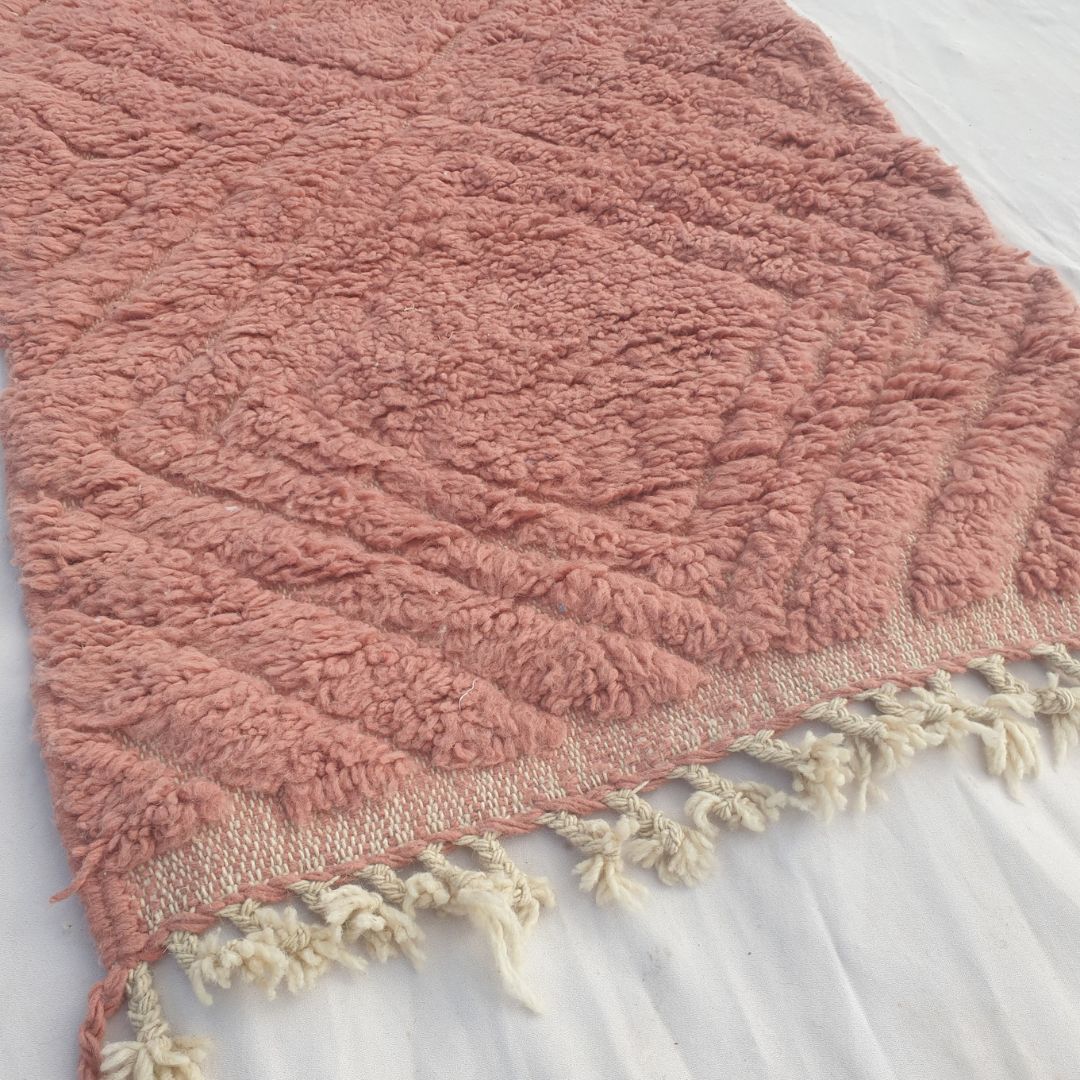 Karisa - Terrakotta Rosa Beni Ourain Laeufer - Diagonales Geschnitztes Diamantrelief Marokkanischer Berber Flurteppich | 88x325 cm